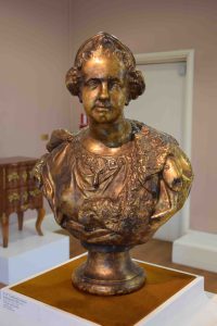 Goldene Skulptur im Mimara Zagreb