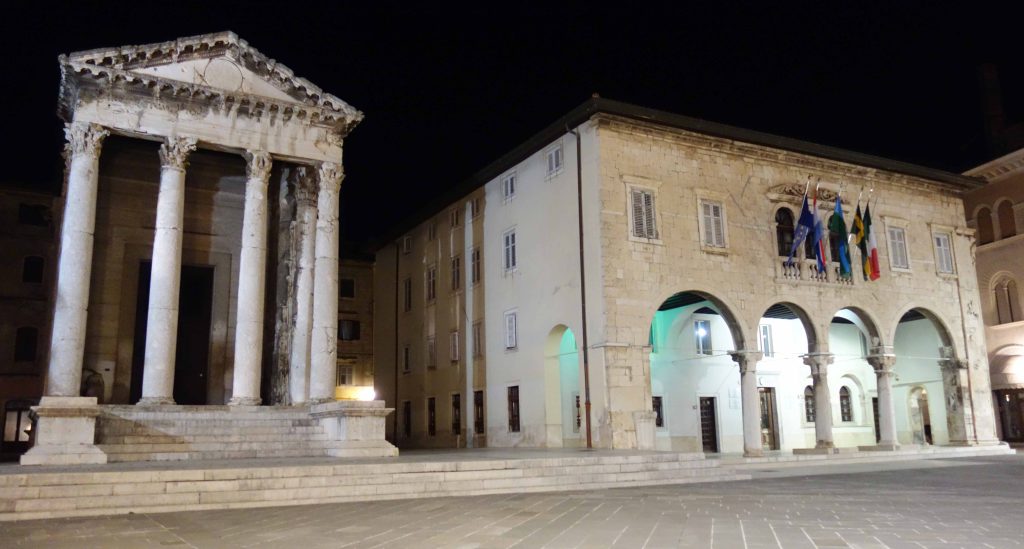 Forum von Pula mit Augustustempel