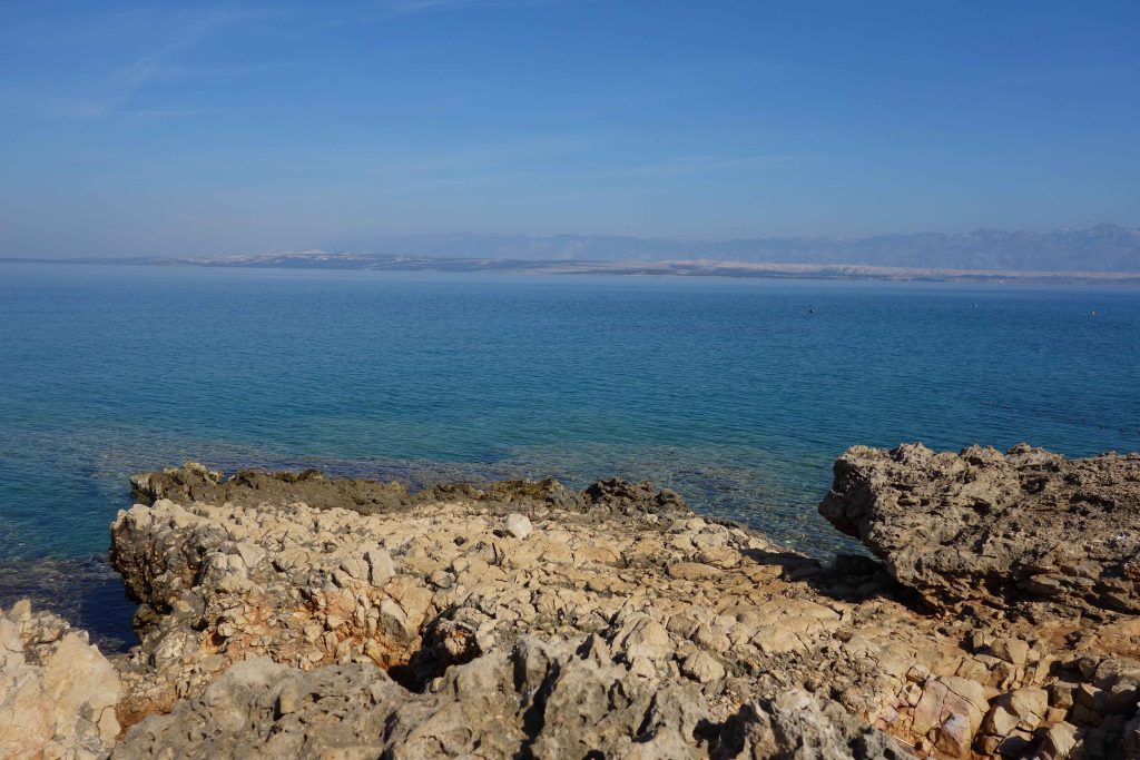 Felsenstrand auf der Insel Vir