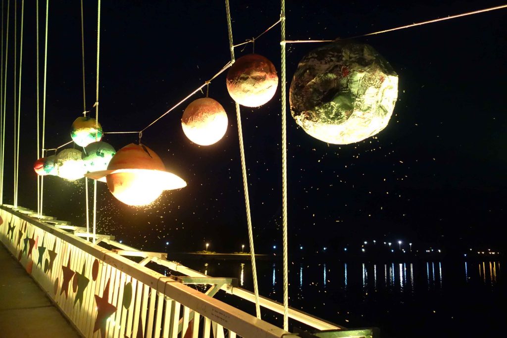 Beleuchtete Brücke in Osijek