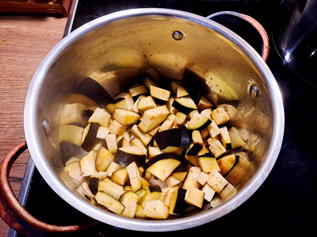 Auberginen für kroatischen Nudelsalat