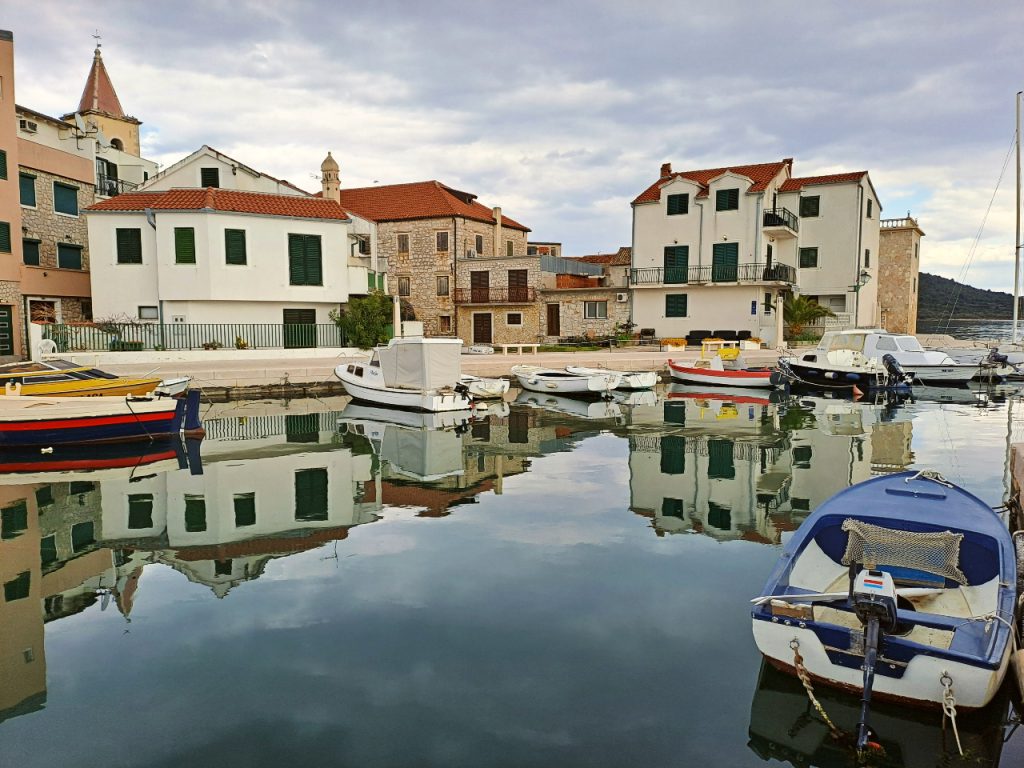 Wasserspiegelung am Hafen von Pirovac